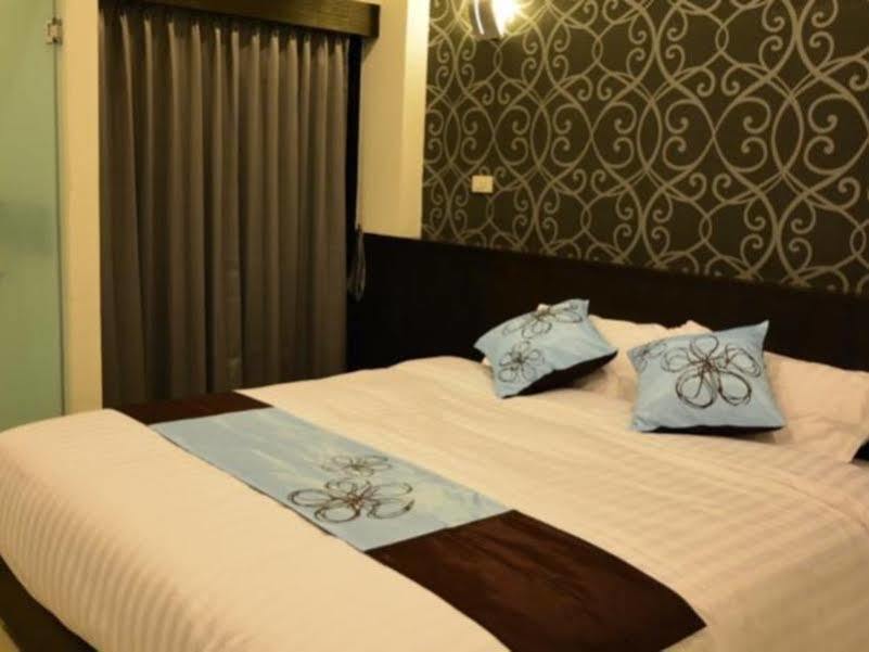 Adamaz House Hotel Bangkok Bagian luar foto