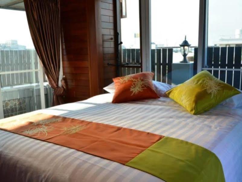 Adamaz House Hotel Bangkok Bagian luar foto